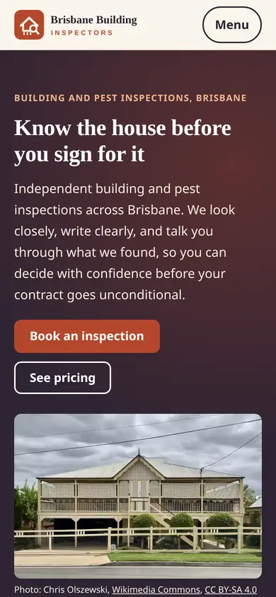 Parte superiore della home page del sito Web Brisbane Building Inspectors su un telefono