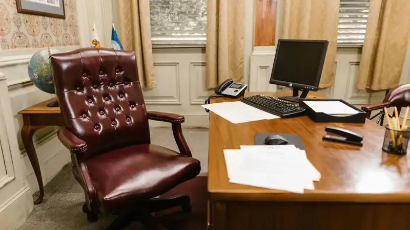 Advocatenkantoor met leren stoel en bureau