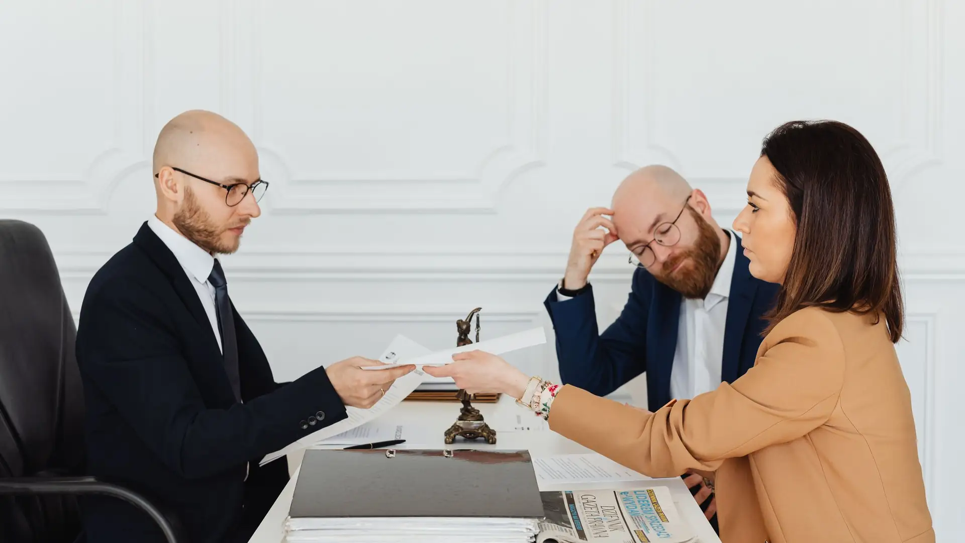 Deux avocats en rendez-vous avec une cliente