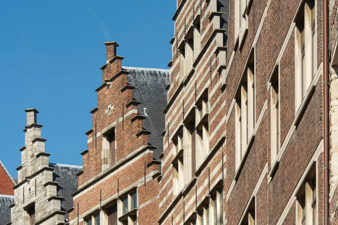 Oude bakstenen trapgevels in Antwerpen