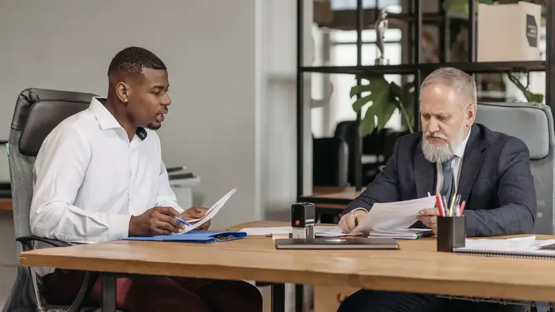Boekhouder bespreekt cijfers met een klant