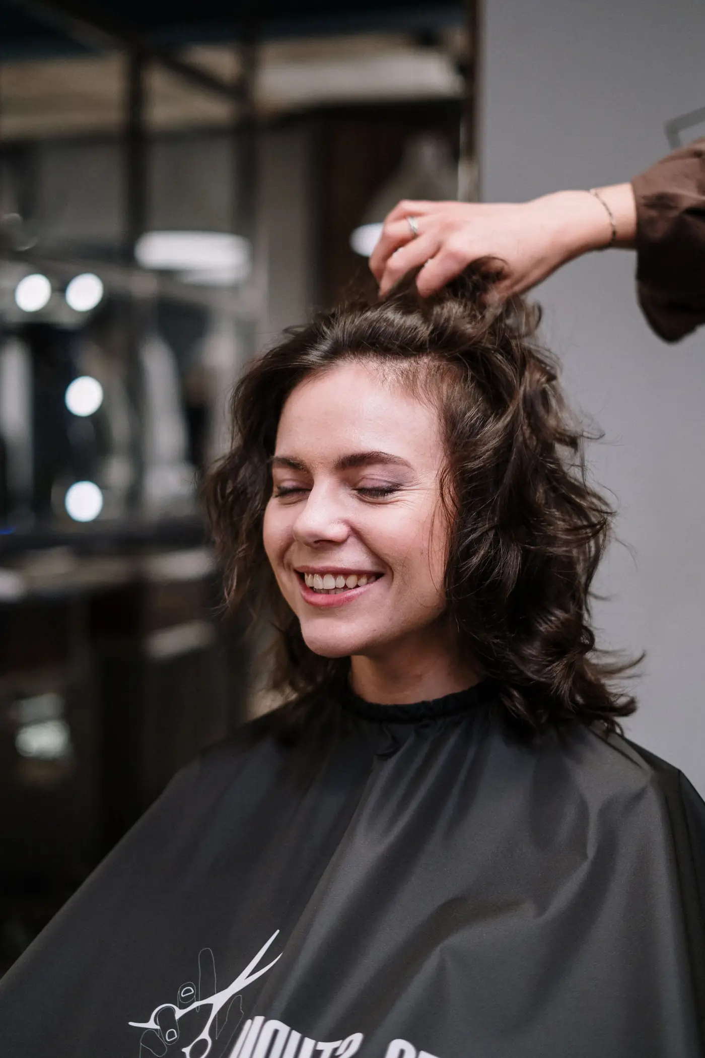 Cliente souriante aux cheveux bouclés