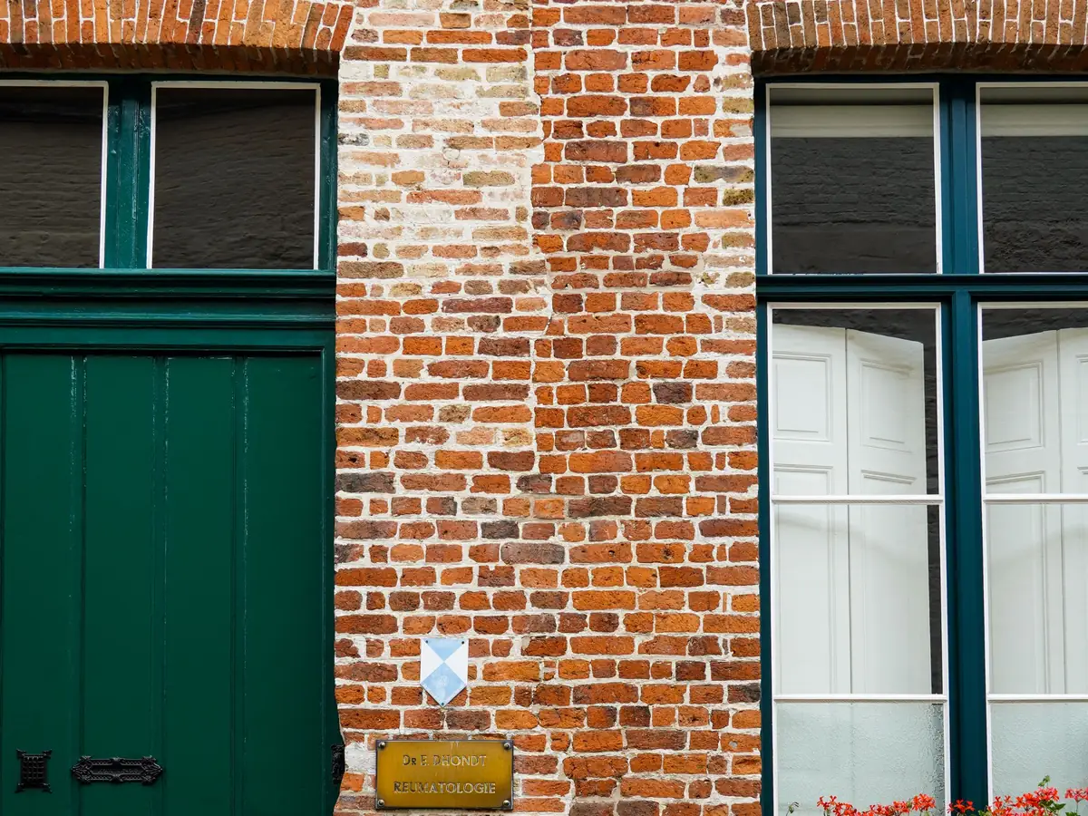 Oude bakstenen gevel met groene voordeur