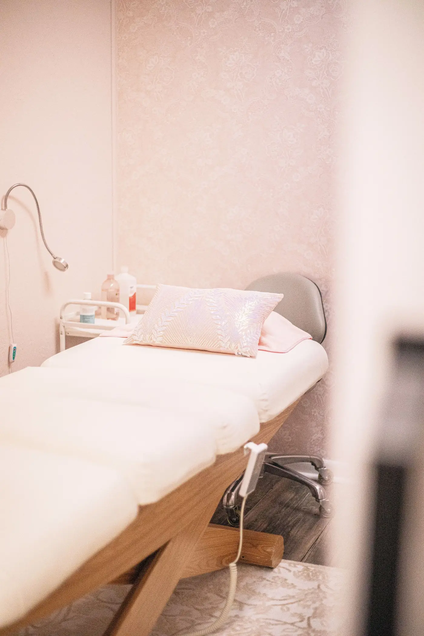 Cabine de soin calme avec table de massage