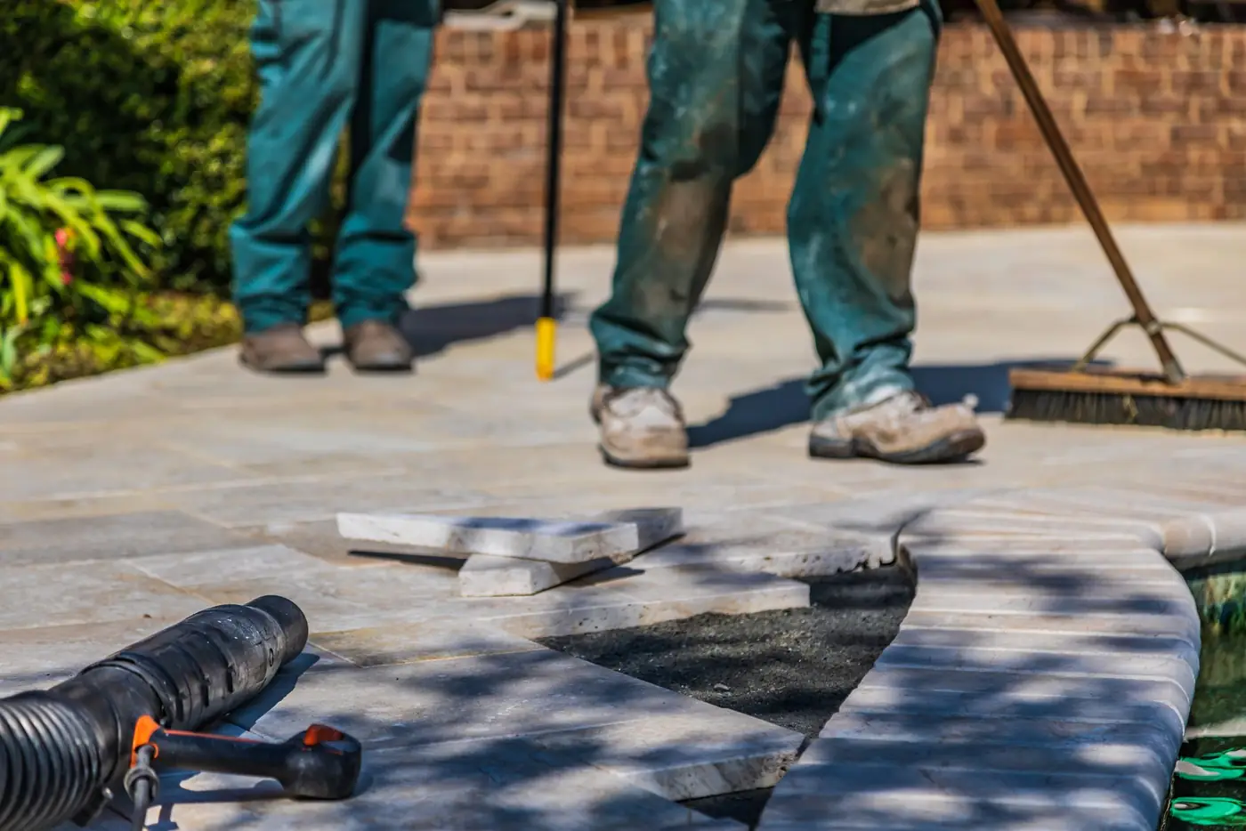 Arbeiders leggen een terras in natuursteen