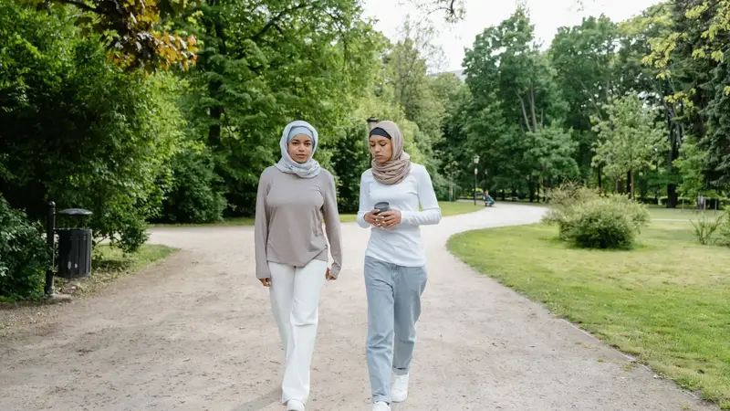 Twee vrouwen wandelen en praten in het bos