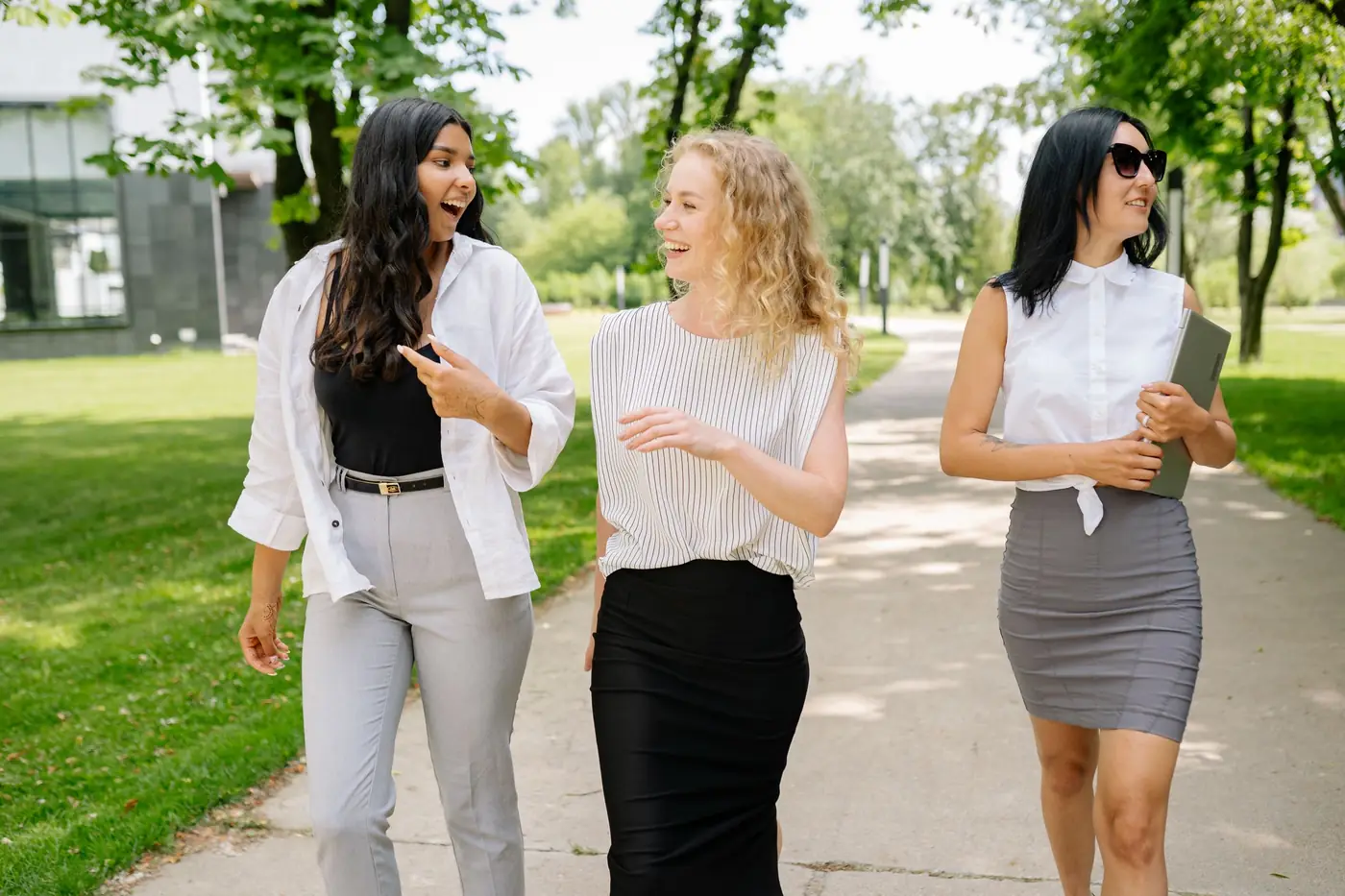 Collega's in gesprek tijdens een wandeling