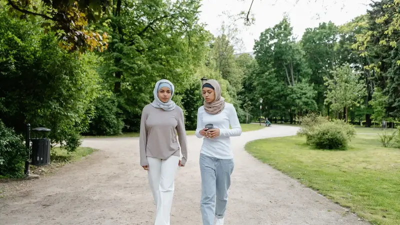 Zwei Frauen im Gespräch bei einem Spaziergang im Park