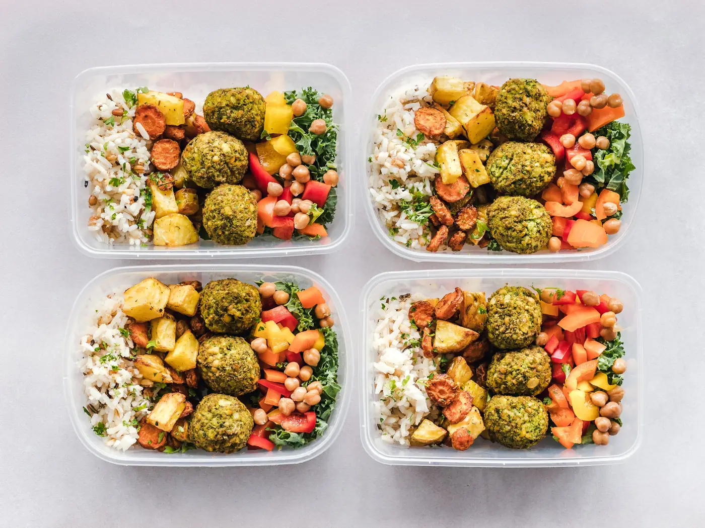 Drei Bowls mit Gemüse, Reis und Kichererbsen