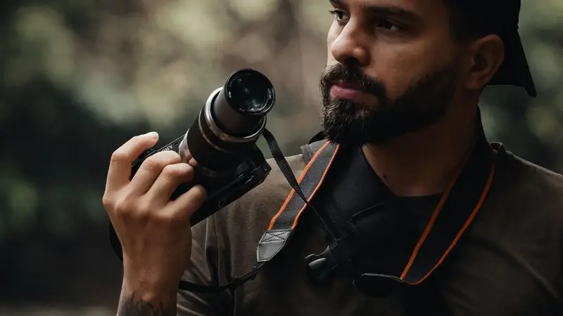 Fotograf mit Kamera in der Hand
