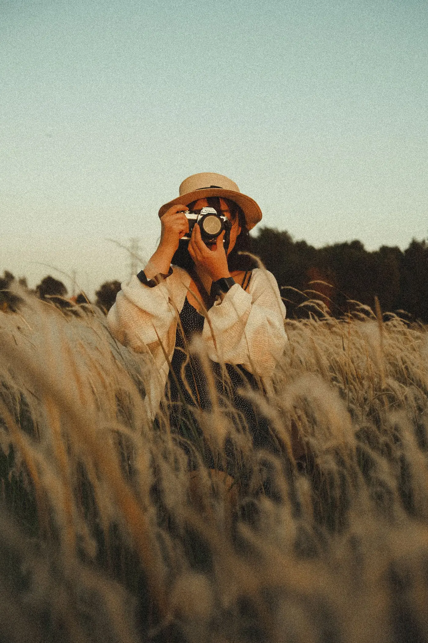 Fotografin fotografiert im Kornfeld