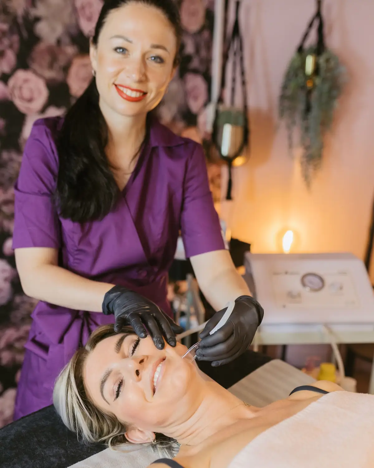 Kosmetikerin bei einer Gesichtsbehandlung im Salon