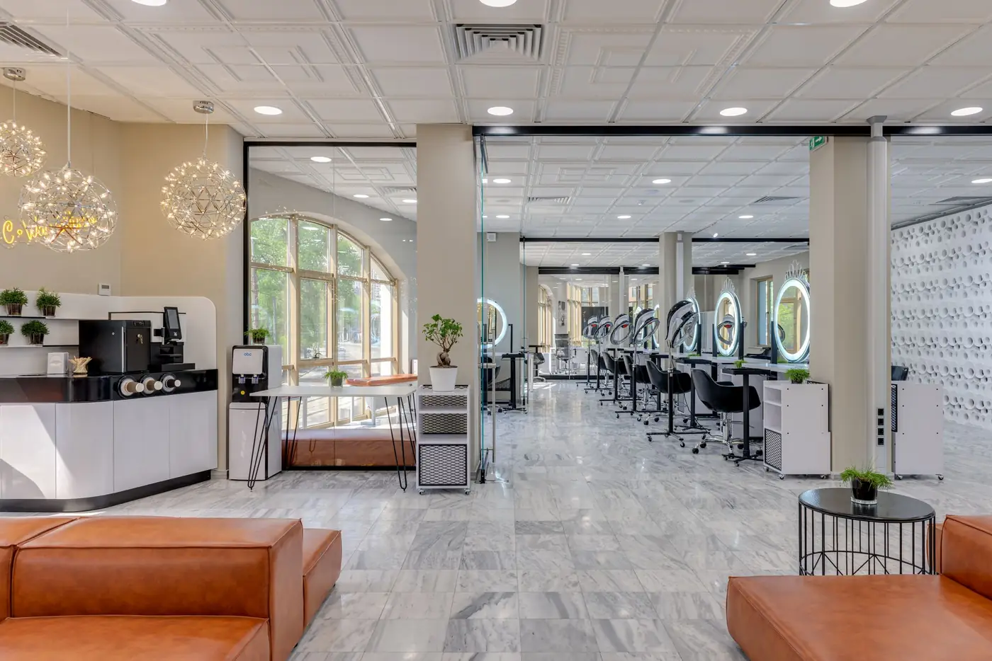 Heller Salon mit Behandlungsstühlen