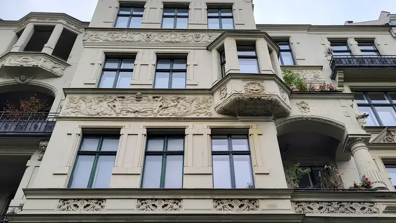 Gründerzeit-Fassade mit Stuck und Balkonen