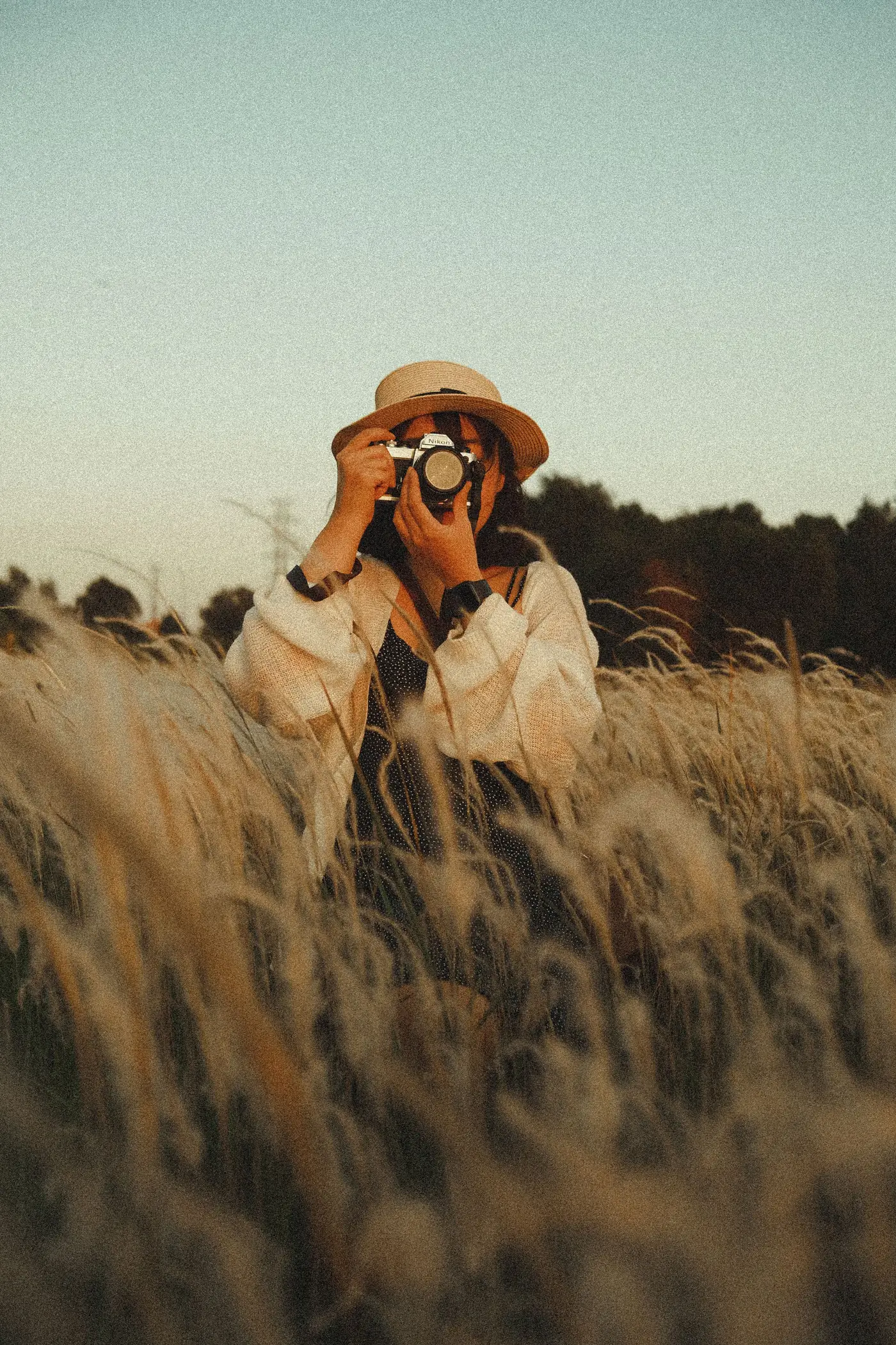 Fotograaf in een veld met hoog gras