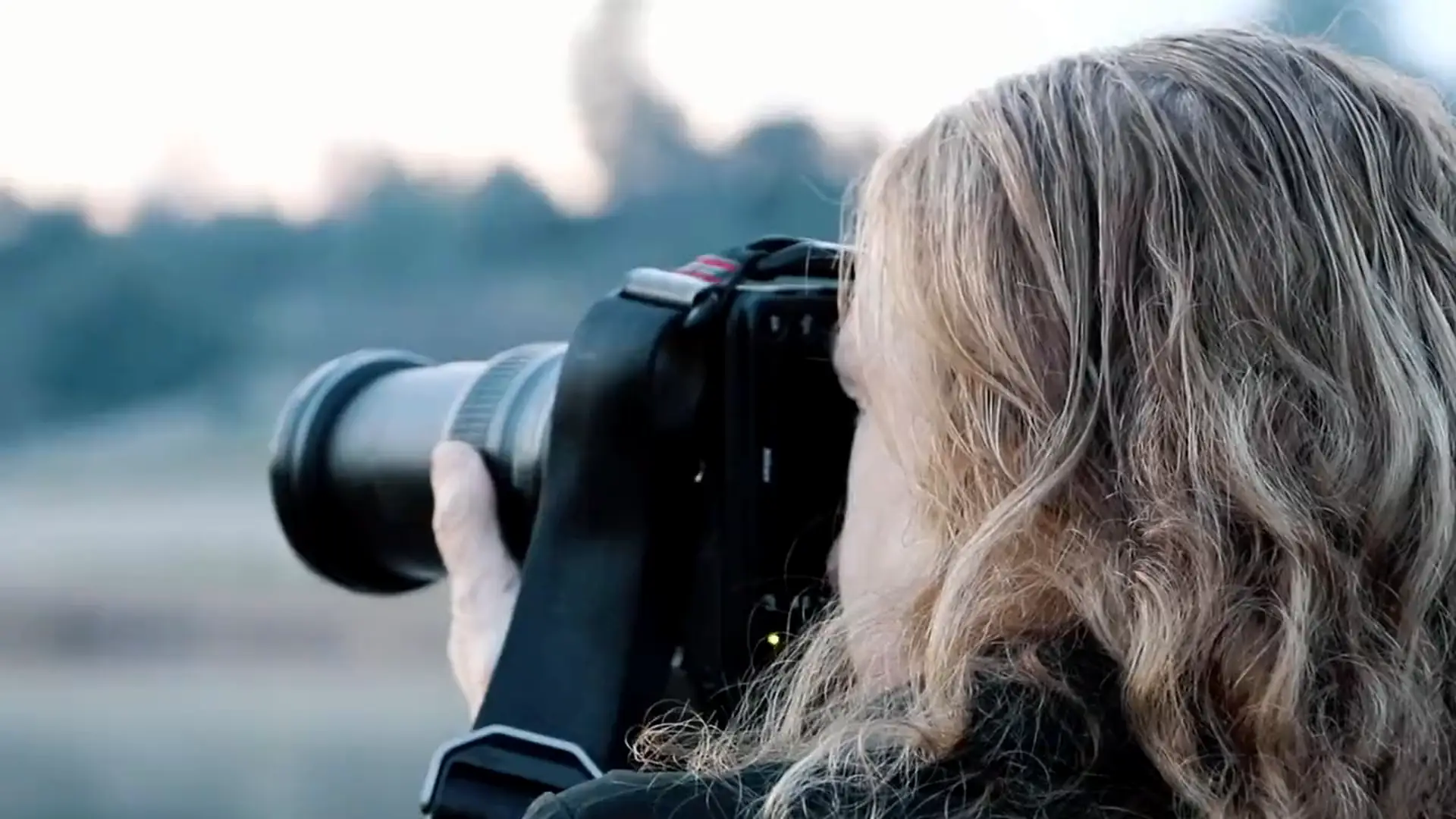Fotograaf maakt foto's bij zonsondergang