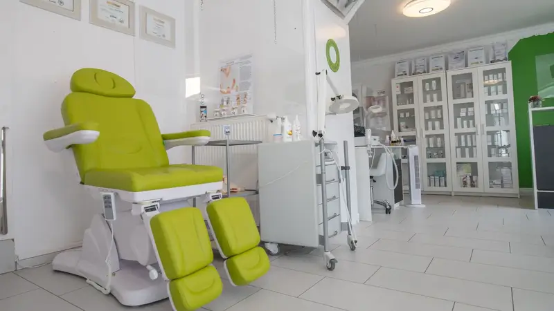 Treatment room with a green beauty chair