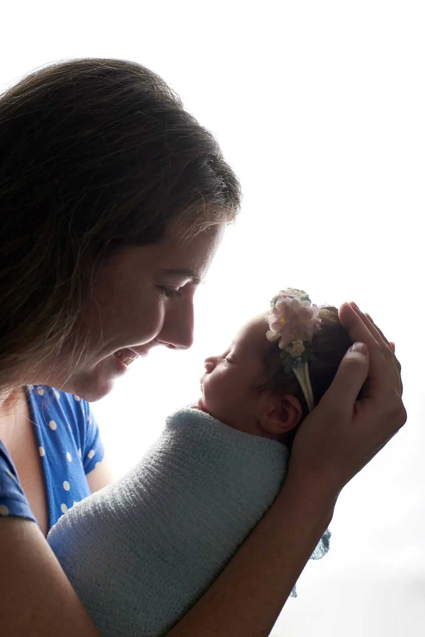 Moeder kijkt naar haar baby in zacht licht