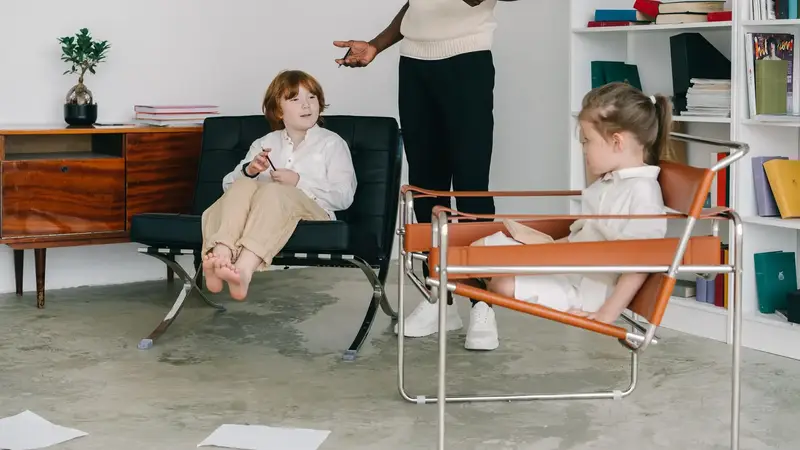 Logopedist werkt met twee kinderen in een lichte ruimte