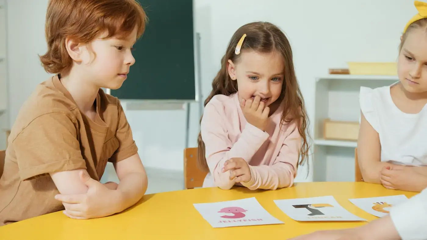 Kinderen doen een taalspel aan tafel