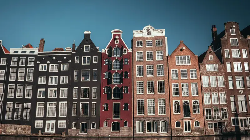 Rij historische grachtenpanden aan het water
