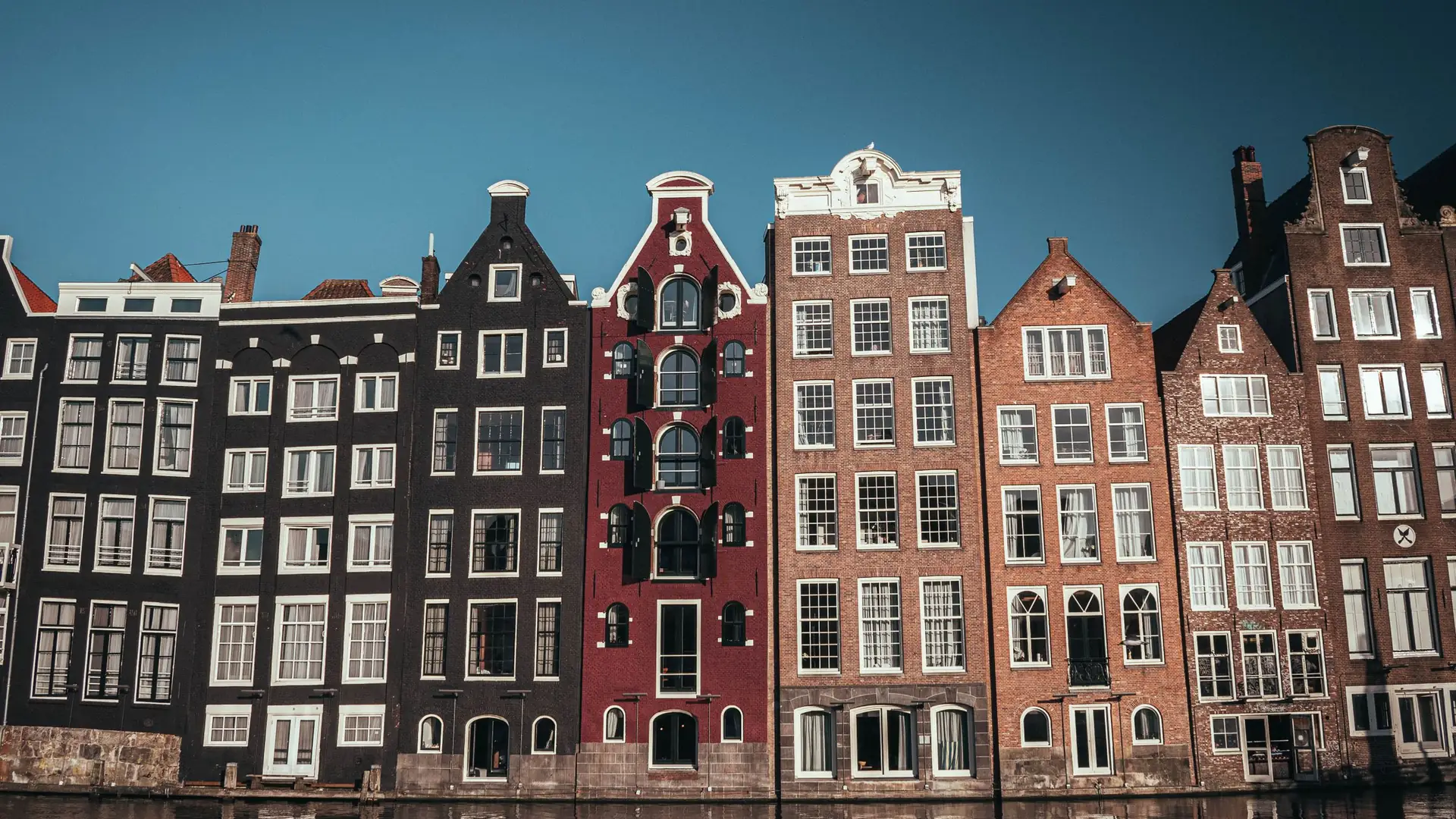 Rij historische grachtenpanden aan het water