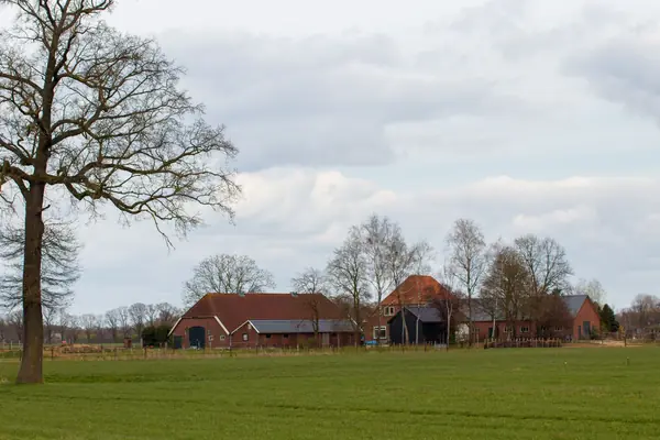 Woonboerderij aan de Engweg 31 in Barneveld