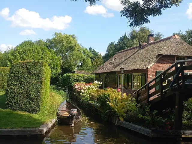 Rietgedekte woning aan de Weidepad 4 in Eemnes