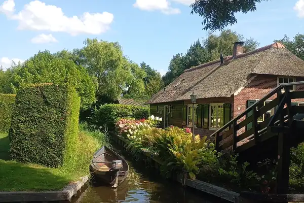 Rietgedekte woning aan de Weidepad 4 in Eemnes
