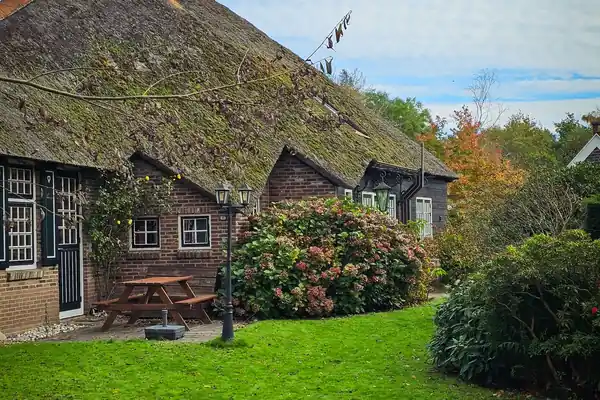 Rietgedekte woning aan de Zonnedauw 1 in Soest