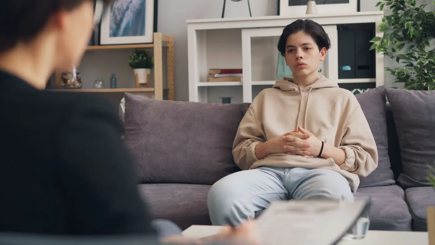 Cliënt in gesprek op een bank in de praktijk
