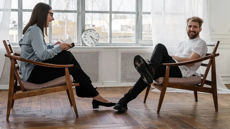 Twee mensen in gesprek in een rustige praktijkruimte