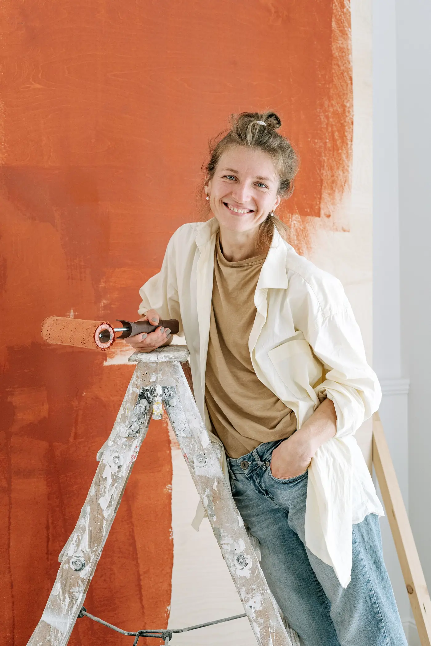 Schilder met roller voor een gekleurde muur